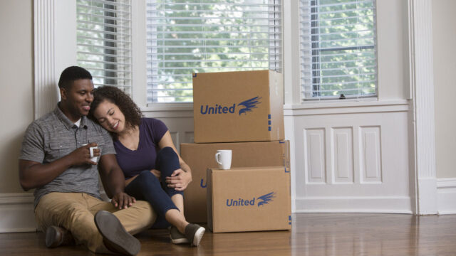 Alt_20-_20Sitting_20Happy_20Couple